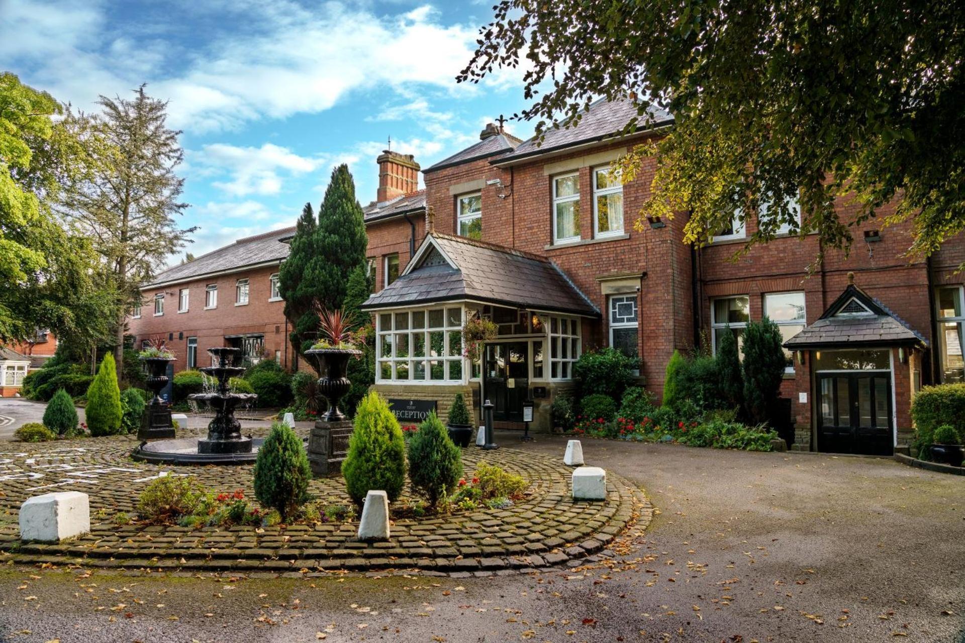 Macdonald Kilhey Court Hotel Уигън Екстериор снимка